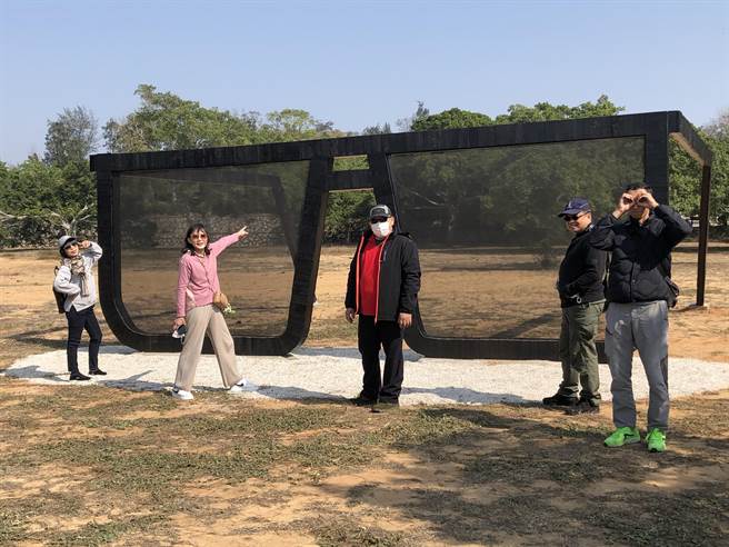 金门榕园新增一座高约2.6公尺，长与宽约7公尺的装置艺术「大墨镜」，吸引游客驻足打卡留念。（李金生摄）