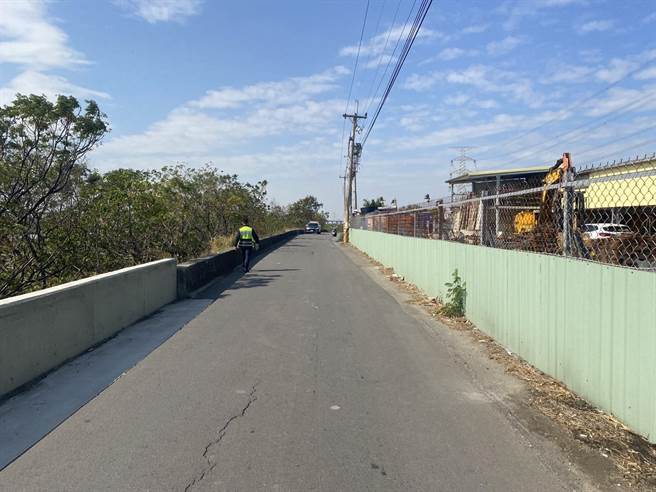 一名周姓女子上午被發現倒臥在大肚區營埔一街路旁。(民眾提供／林欣儀台中傳真)