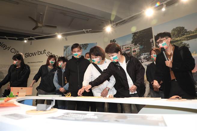 台中市長盧秀燕應嘉義市長黃敏惠邀請，31日率領市府團隊到嘉義市參訪台灣設計展。（台中市府提供／盧金足台中傳真）