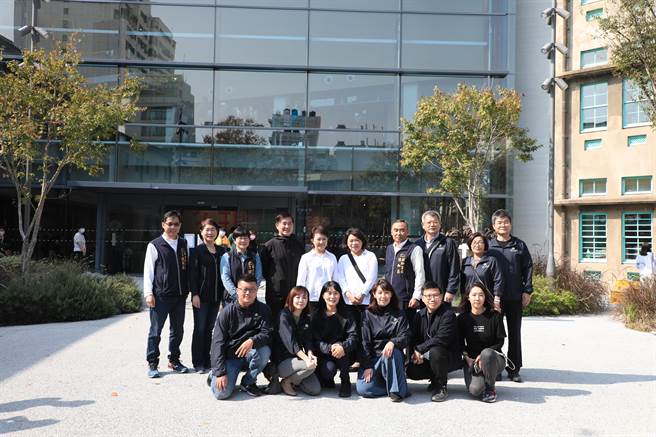 台中市長盧秀燕盛讚展覽結合創意、文化令人驚艷，嘉義市用在地人才來介紹自己的故鄉，讓台灣的設計被世界看見，是非常棒的理念。（台中市府提供／盧金足台中傳真）