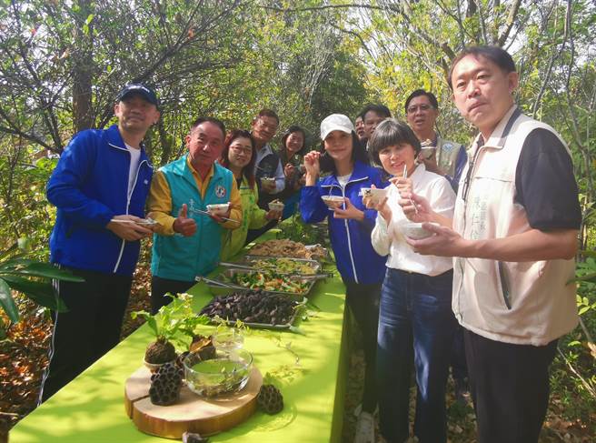 郡宏光电董事长林勇任(左)、副董事长吕昕晨(右三)鼓励员工参与水雉生态保育。(刘秀芬摄)