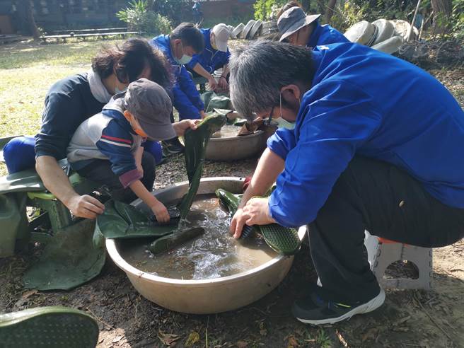 郡宏光电员工整理栖地后清洗青蛙装。(刘秀芬摄)