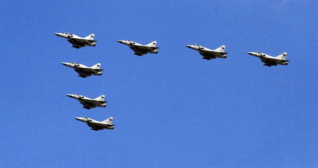 往年元旦总统府前升旗典礼，以及各地迎接新年第一道曙光的重头戏，都会包含空军战机衝场。（资料照，姚志平摄）