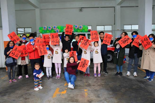 刘家人捐赠消防局1辆高性能救护车造福人群，完成刘邓玉凤遗愿，家人手持写有「回家真好」红纸，让凤林是怀念妈妈的地方。 （花莲县消防局提供／王志伟花莲传真）