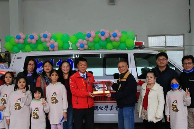 刘家人捐出高兴能救护车，由消防局长林文瑞（中穿红衣者）代表接受，感谢刘家人大爱付出。。（花莲县消防局提供／王志伟花莲传真）