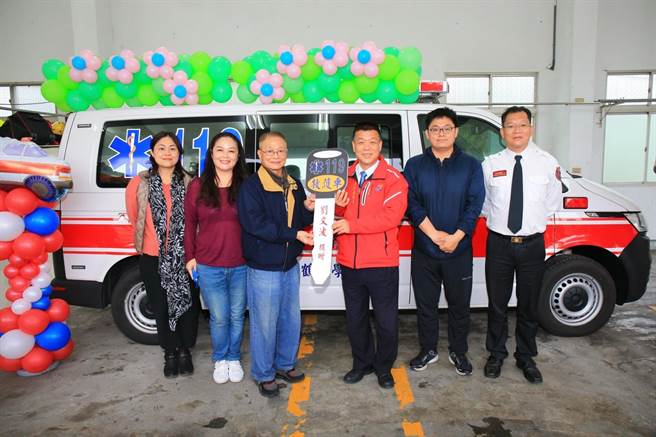 刘邓玉凤的先生刘文波（左三），代表亡妻及刘家人捐赠救护车给花莲县消防局。（花莲县消防局提供／王志伟花莲传真）