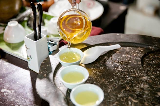 梨山茶湯水色蜜綠顯黃，喉韻清爽甜潤、耐沖泡。（和平區公所提供／王文吉台中傳真）