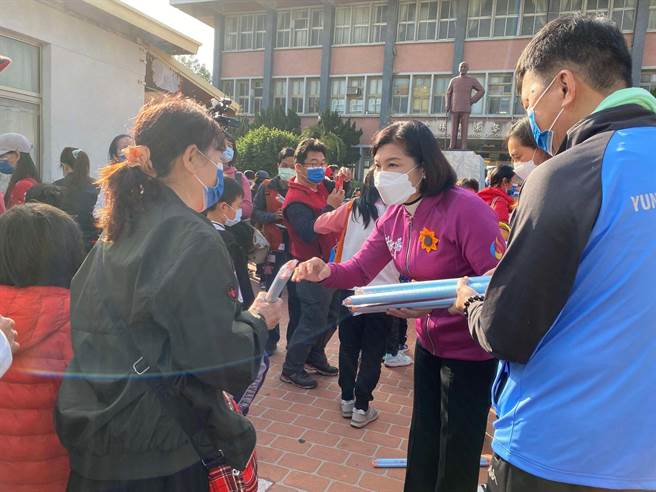 云林县政府推2022健康运动年，县长张丽善（右二）到东势乡健走暖身。（云林县政府提供／张朝欣云林传真）