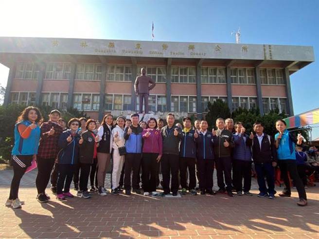 云林县政府推2022健康运动年，县长张丽善（前左八）到东势乡健走暖身。（云林县政府提供／张朝欣云林传真）