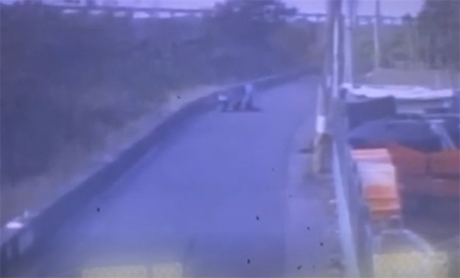 台中市大肚區31日上午發生一起命案，一名周姓女子被人發現胸前插刀，死在路邊。監視器畫面拍下，周女自機車跌下，陳姓男子攙扶的畫面。（民眾提供／林欣儀台中傳真）