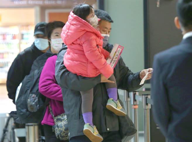 有网友好奇，为什么大家会选择排队买高铁票，有网友解释，要办理退换票、挑选位置以及购买优惠票都必须去柜台。（图／陈君玮摄）