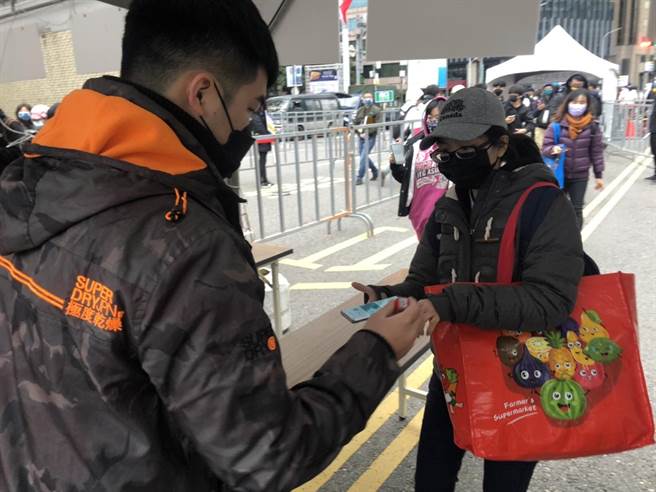 民眾出示实联制，工作人员盖手章。（杨亚璇摄）