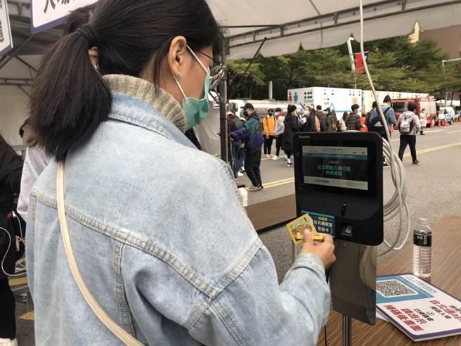 民眾使用绑定台北通悠游卡入场。（杨亚璇摄）