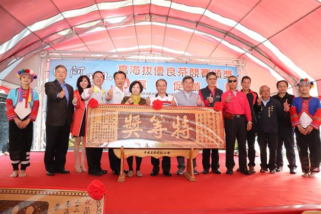 瑞峰大窑制茶厂百峰好茶叶旭清拿下阿里山冬季高海拔优良茶比赛青心乌龙组特等奖。（张亦惠摄）