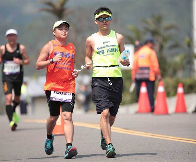 台湾第1位完成波士顿马拉松的视障选手吕冠霖(左)。(台湾师大提供)