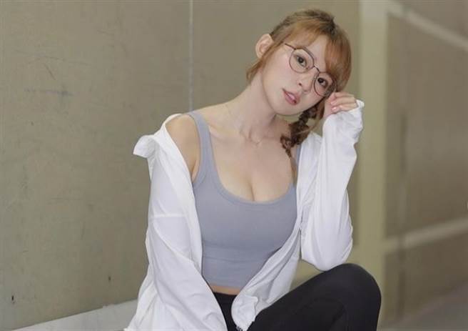 林莎拥有甜美脸蛋、D罩杯火辣身材。(图/翻摄自林莎IG)