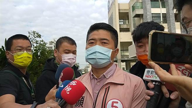 顏寬恒點名民進黨8個服務處涉違建，是否應該出來說明。（陳淑娥攝）