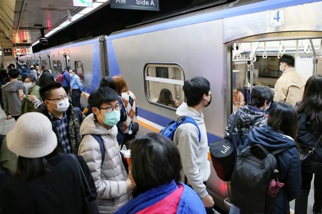 大批民眾搭車。（趙雙傑攝）
