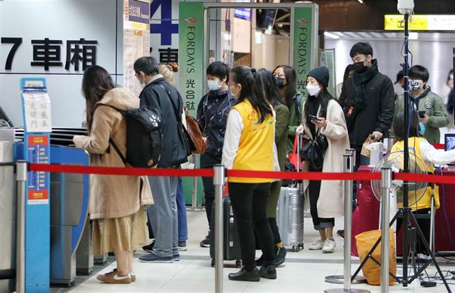 大批民眾搭車。（趙雙傑攝）
