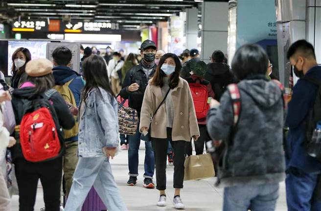 大批民眾搭車。（趙雙傑攝）
