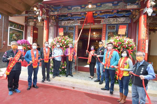 彰化县歷史建筑社头泰安岩，歷经3年建筑修復已竣工，庙方12月31日上午先行办理入火安座仪式。（吴敏菁摄）