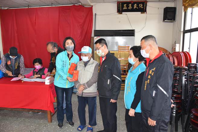 头份市永贞宫2021年寒冬送暖活动，31日在永贞宫活动中心举行，主委张淑芬（左二）亲自发送慰助金给弱势民眾。（谢明俊摄）