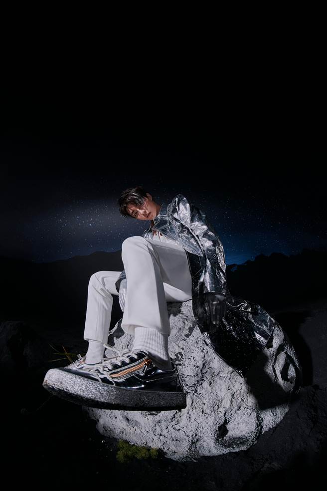 陈立农新专辑《日心说The Heliocentrism》以星系宇宙主题为概念。（环球音乐提供）