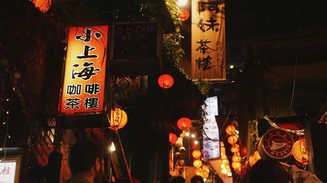 灯光渐亮，这里是迷人的夜九份。(作者提供)
