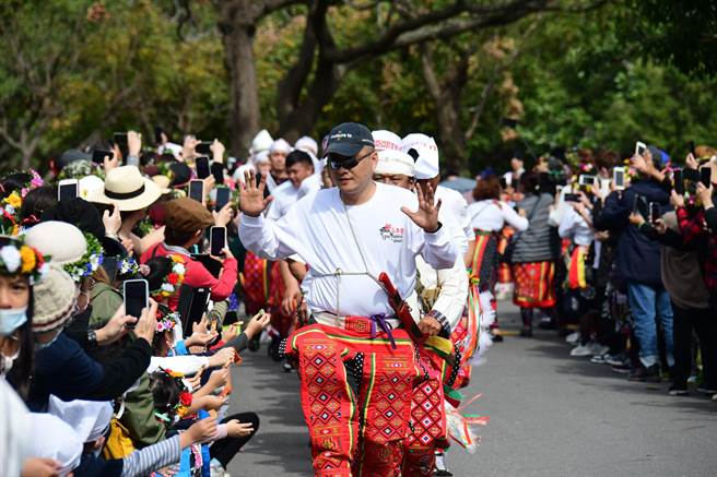 卑南族南王普悠玛部落大猎祭告一段落，青壮年阶级慢跑回到祭场，族人夹道欢迎。（庄哲权摄）