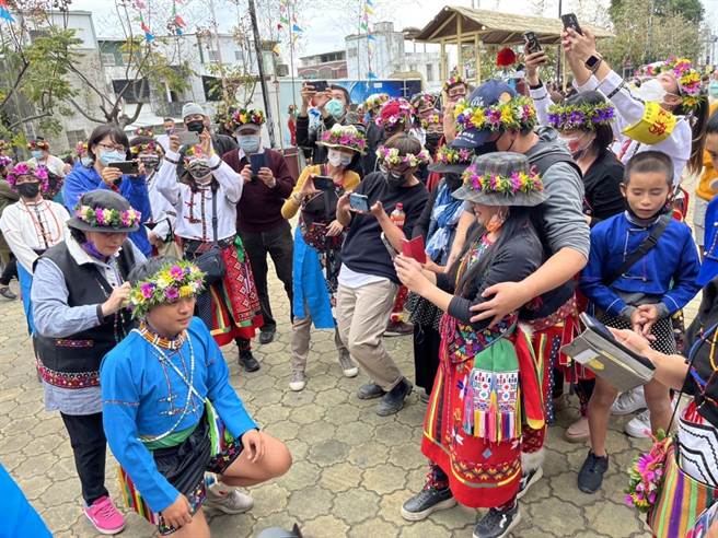 成年礼中，外婆为苦行3年晋升青年级的孙子戴上花环。（庄哲权摄）