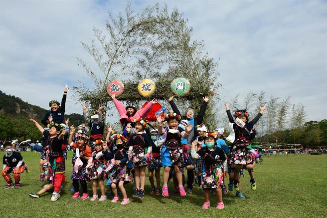 卑南族南王普悠玛部落大猎祭活动热闹有如过年，小朋友们雀跃不已。（庄哲权摄）