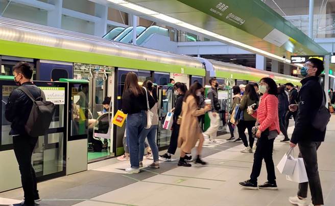 台中跨年晚會市府規畫四條接駁路線，預計投入150輛接駁車載送民眾，配合捷運綠線，在捷運市政府站及松竹站設置了接駁站，歡迎民眾多加利用。（台中市府提供／盧金足台中傳真）
