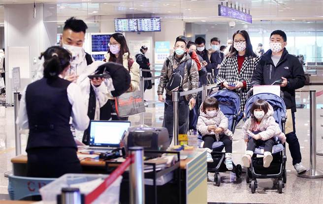 在桃園機場入境管制區內，剛下機的旅客排隊查驗入境檢疫資料。（范揚光攝）（圖中非新聞當事人）
