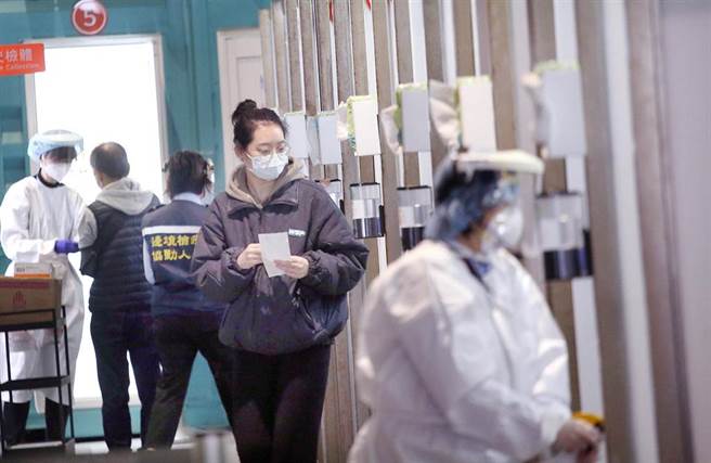 在桃園機場第二航廈外的採檢站，剛入境的旅客依序入內採檢。（范揚光攝）（圖中非新聞當事人）
