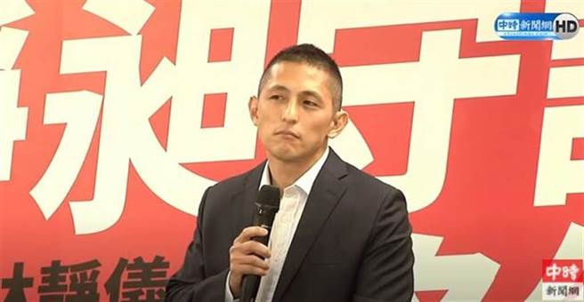 吴怡农29日致词却忘词。(取自中时新闻网直播影片)