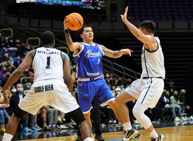 海神亚洲外籍球员布锐克曼再次扮演击败台啤的重要角色。(T1联盟提供)