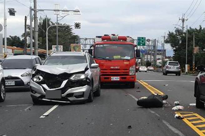台東南迴公路太麻里鄉美和段發生車禍，遭撞騎機車婦人命危搶救中。（民眾提供）