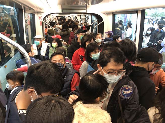 高雄跨年雙舞台晚會登場，輕軌C13駁二蓬萊站出現搭車人潮，班班客滿，旅客像擠沙丁魚。（高雄捷運公司提供／石秀華高雄傳真）