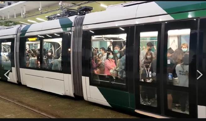高雄輕軌C13駁二蓬萊站湧現參加跨年晚會的人潮，列車內擠滿旅客。（翻攝照片／石秀華高雄傳真）