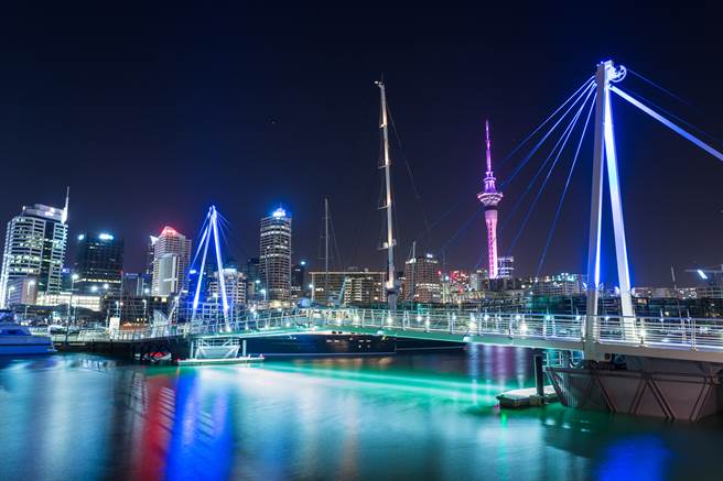 为防范疫情扩散，纽西兰天空塔取消跨年烟火，以灯光秀代替。（达志影像／shutterstock）