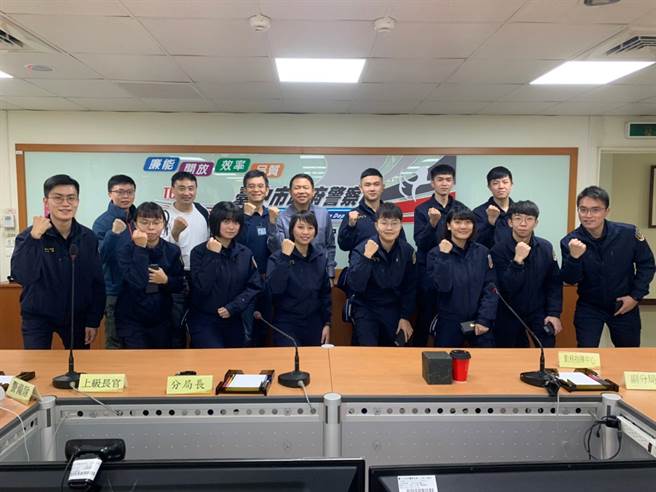 台灣警察專科學校109年4等特考11名學生至台中市警第二分局報到，展開為期2個月的實習初體驗。（台中市警第二分局提供／張妍溱台中傳真）