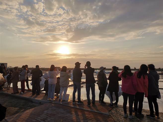 挥别2021年，2000多人涌进北门井仔脚盐田送夕阳。（刘秀芬摄）