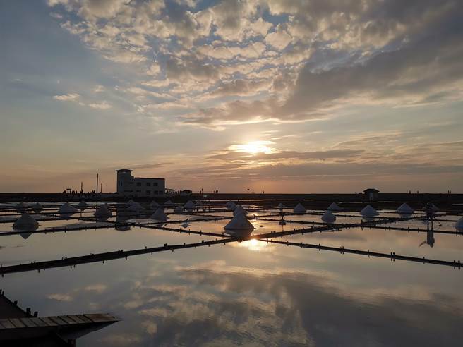 挥别2021年，2000多人涌进北门井仔脚盐田送夕阳。（刘秀芬摄）