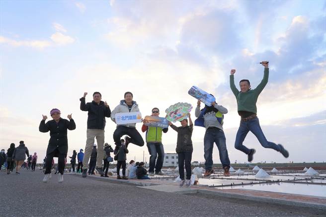 挥别2021年，2000多人涌进北门井仔脚盐田送夕阳。（刘秀芬摄）