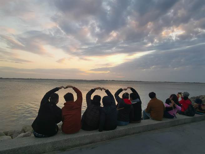 挥别2021年，2000多人涌进北门井仔脚盐田送夕阳。（刘秀芬摄）