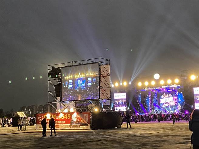 台中市跨年晚会今年因疫情渐缓和，市府移师西屯区水湳中央公园，首度开放民眾入场观赏，民眾一早就涌入卡位。（卢金足摄）