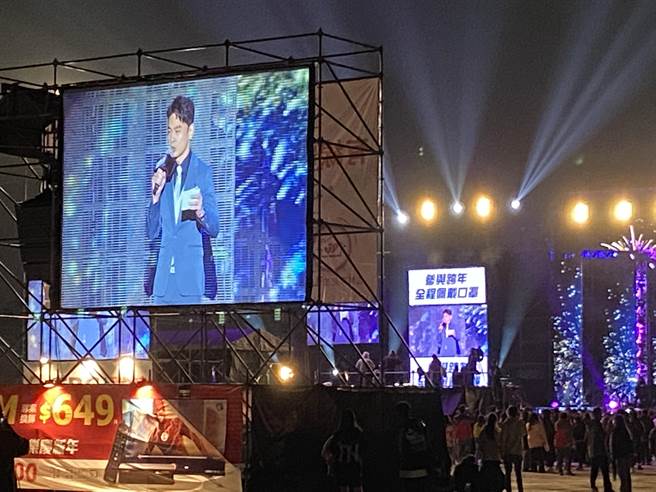 台中市跨年晚会今年以「2022虎彩缤纷 闪耀台中跨年夜」为主题，今天晚上7时在水湳中央公园正式开唱。（卢金足摄）