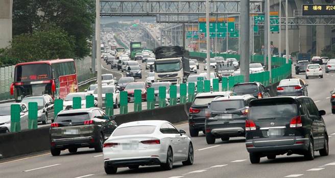元旦連假31日開始，大批車潮一早就湧入國道1號高速公路五股段雙向車道。（范揚光攝）