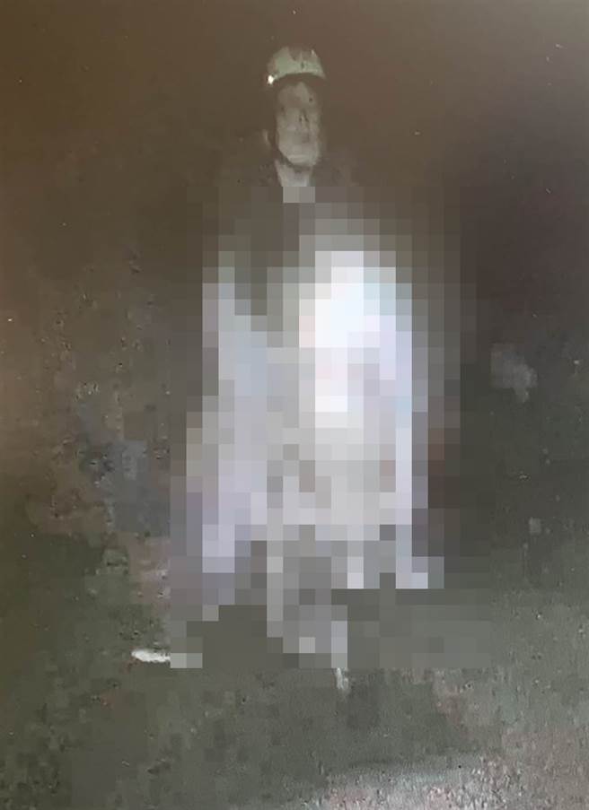 啃老女儿伙同男友弒父弃尸案，张男运尸画面中，江父遗体趴在机车车头，右脚垂在地上，因此一路被磨到见骨。（民眾提供／黄国峰台中传真）