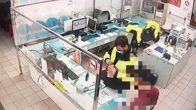 38岁王姓男今（31日）上午9时许，在新北市明志路二段的某巷内拾获薪资袋送交警方处理。（林口警分局提供）